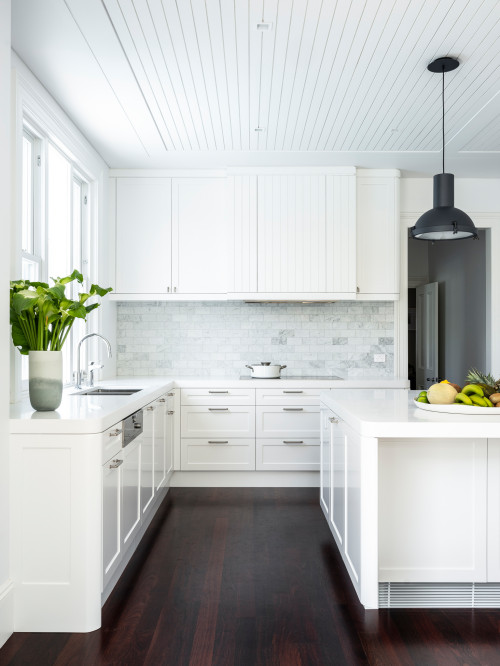 آشپزخانه سفید با چوب و فلز