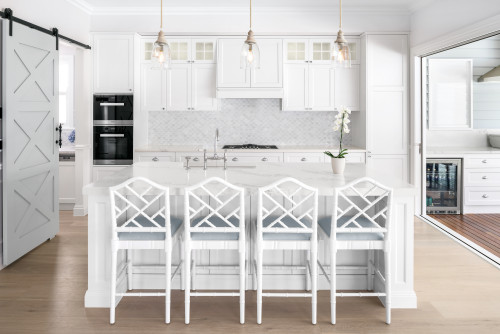 طراحی آشپزخانه امروزی سفید با کف چوبی تیره و کاشی پشتی سنگ مرمر