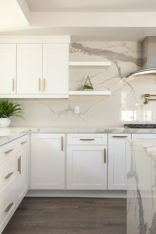 کابینت آشپزخانه سفید با دستگیره‌های طلایی و صفحات کوارتز