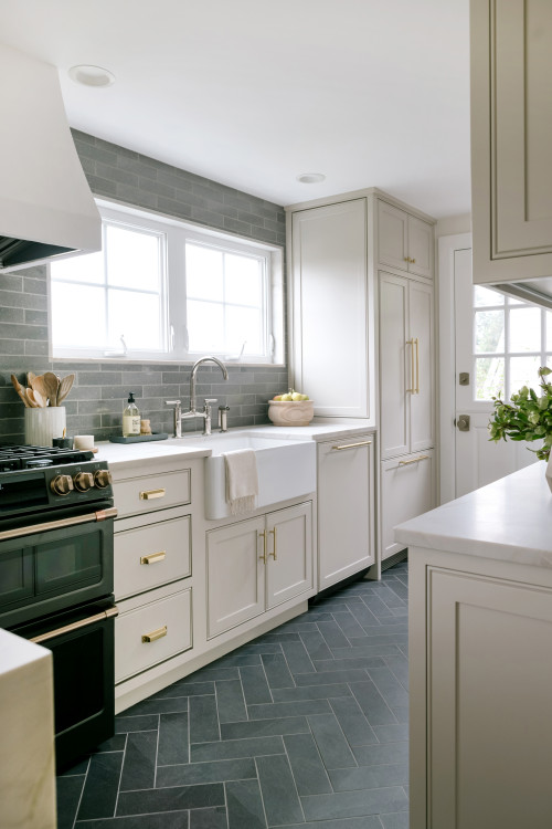طراحی آشپزخانه سنتی با کابینت مایل به سفید و کاشی‌های چپ و راست