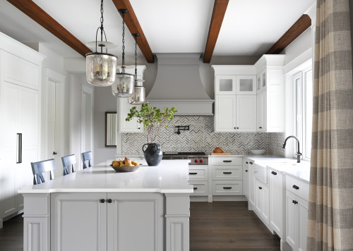 آشپزخانه سنتی سفید با کاشتی پشتی خاکستری و سفید