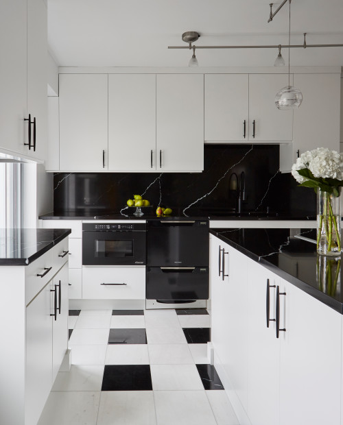 آشپزخانه سیاه و سفید با صفحات سنگ اسلب