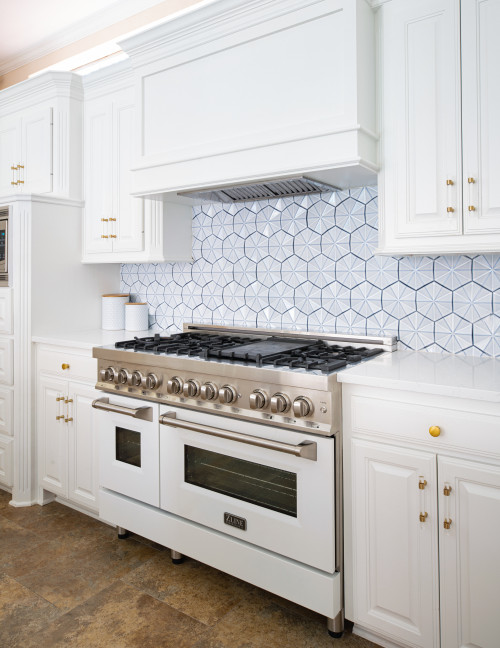 کابینت آشپزخانه با پنل‌های برجسته سفید با دستگیره طلایی و شیشه‌ای